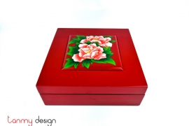 Hộp sơn mài vuông đỏ nắp lồi có ngăn vẽ hoa mẫu đơn 25 cm